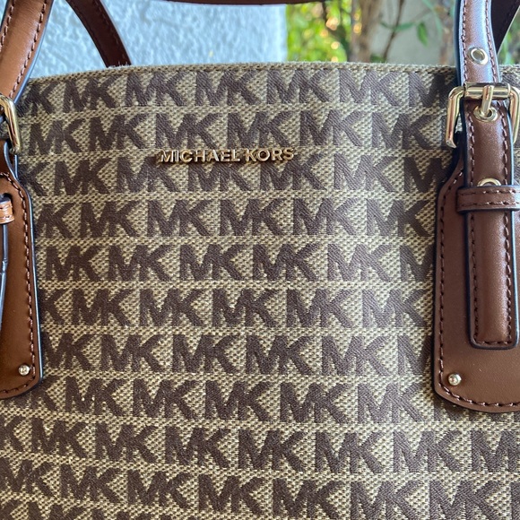 Micheal Micheal Kors Signature Tote - Picture 2 of 8